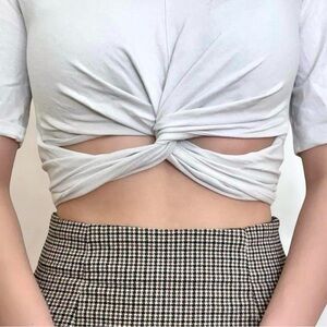 FEIFEI® WOMEN’S SOLID CUT-OUT TWIST FRONT TOP.